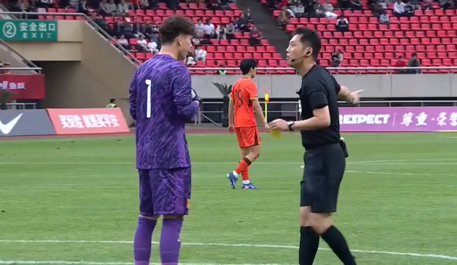 开云体育中心-U19国足激烈冲突！久尔杰维奇暴怒，杨铭锐遭报复，依合散染黄